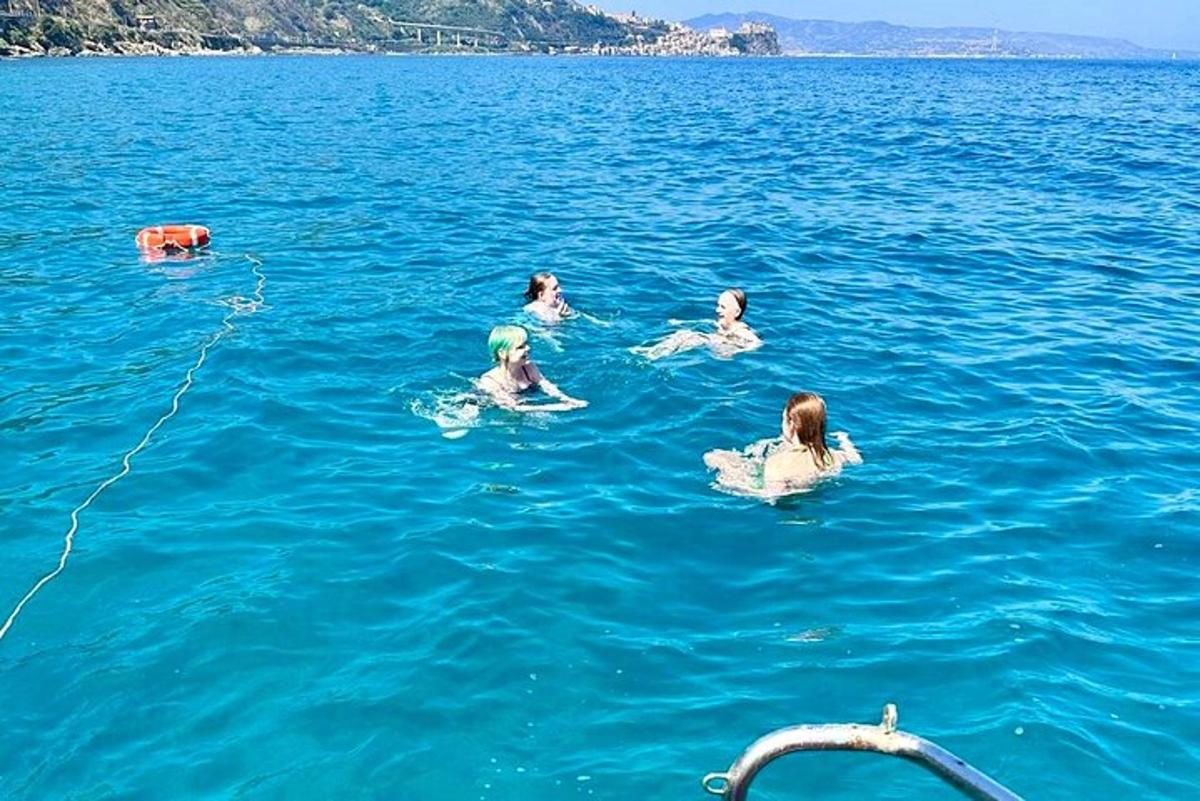 μια ομάδα ανθρώπων που κολυμπούν στο νερό