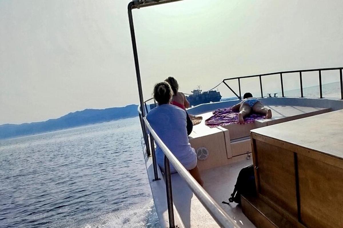 μια ομάδα ανθρώπων σε μια βάρκα στο νερό
