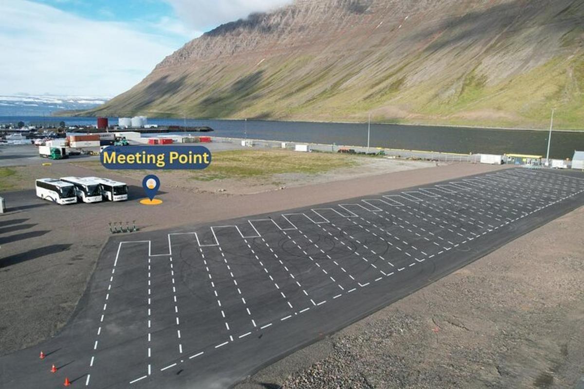 en flygvy över en parkeringsplats med en mötesplats