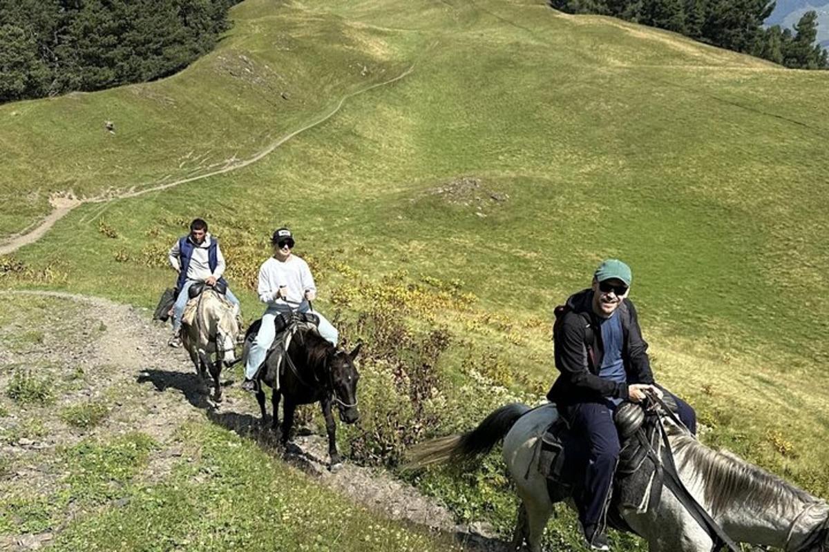 Un grupo de personas montando a caballo en una colina
