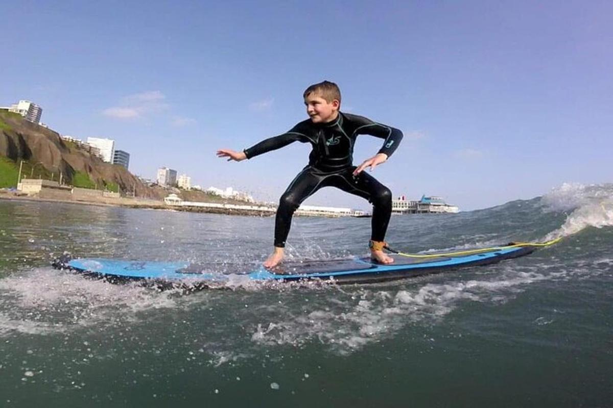 muž v neoprene jazdiaci na surfovej doske vo vode