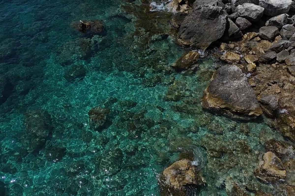 pemandangan udara lautan dengan batu dan air