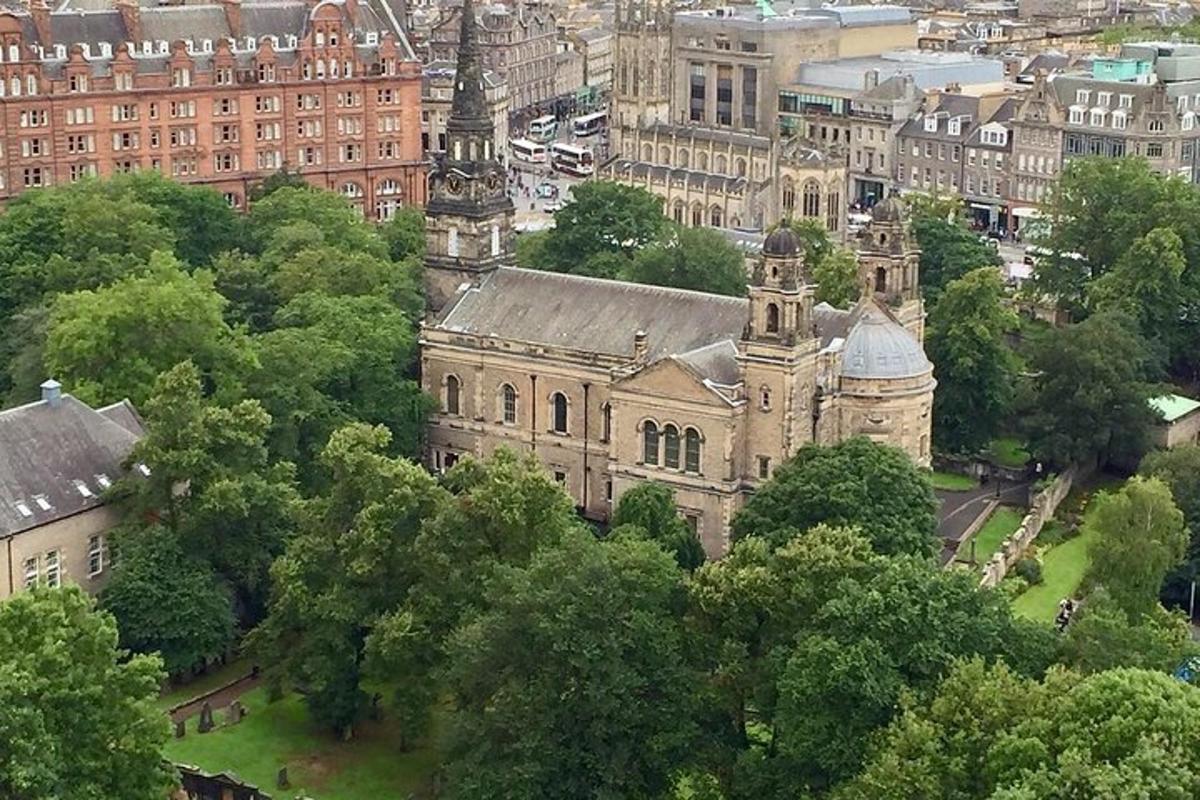 Una vista aérea de un edificio antiguo en una ciudad.