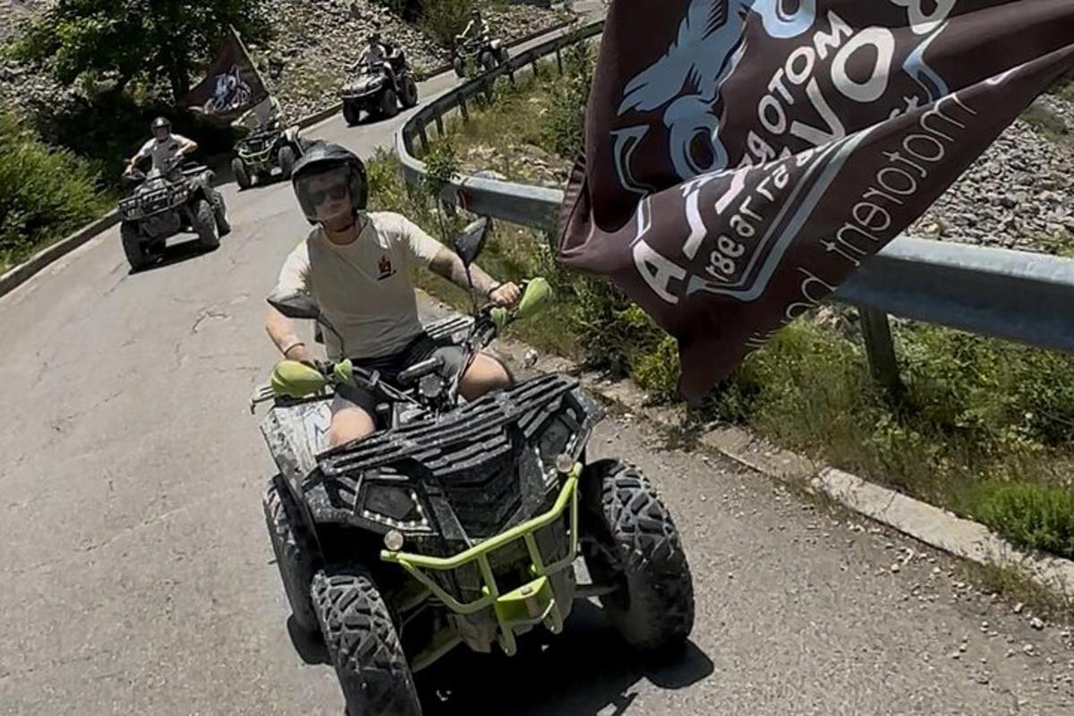 mężczyzna jadący czterokołowcem drogą