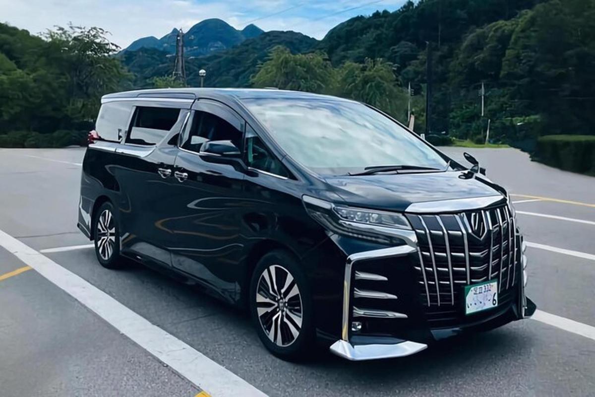 um SUV preto estacionado em um estacionamento