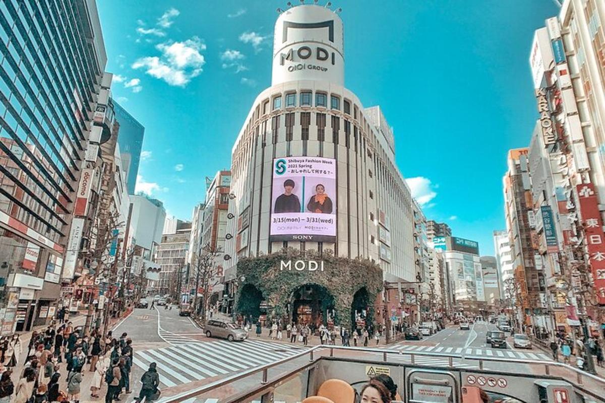uma rua movimentada da cidade com um grande edifício com pessoas