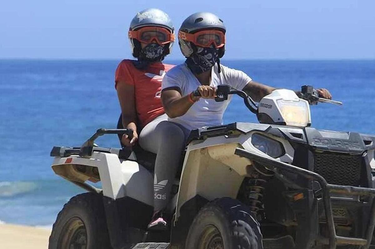 ビーチでクワッドバイクに乗る二人