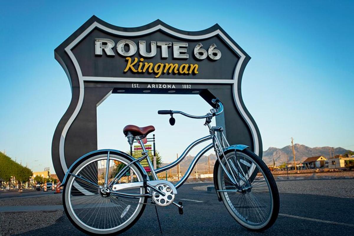 una bicicletta parcheggiata davanti a un cartello del Route Kingdom