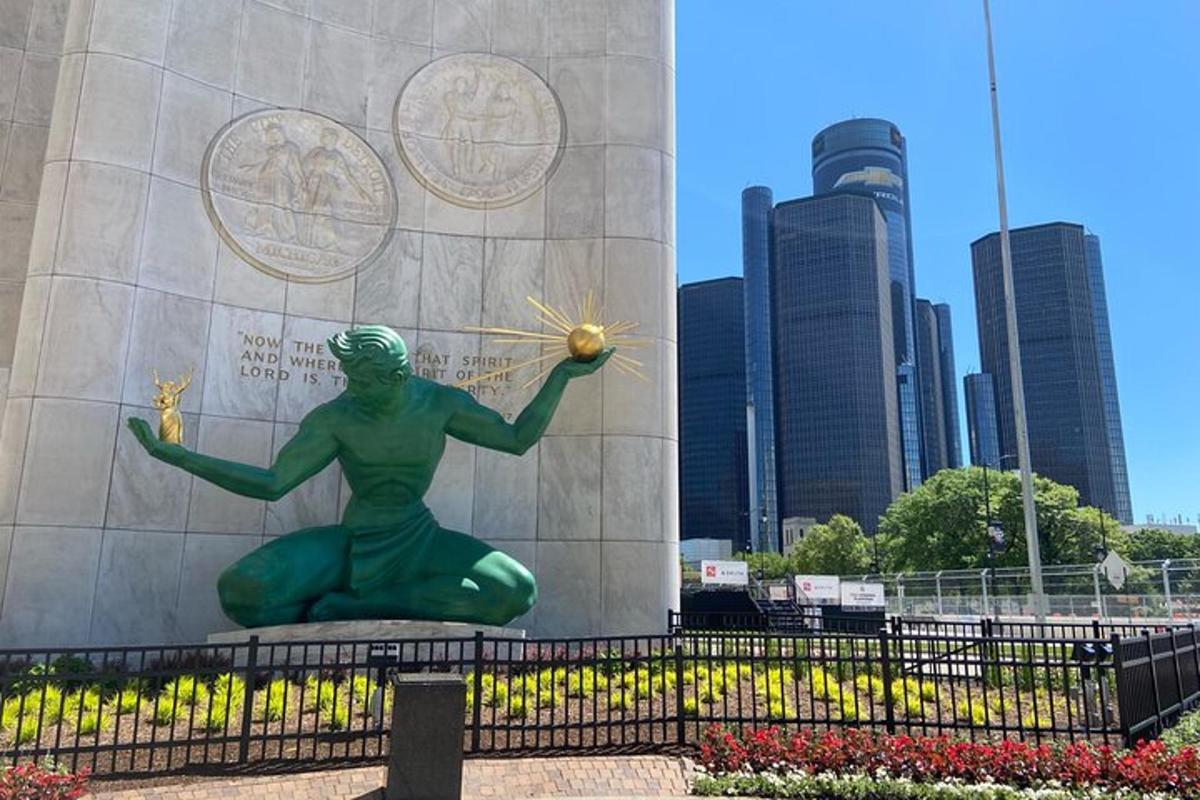 Una estatua de una mujer sosteniendo una pelota frente a un edificio.