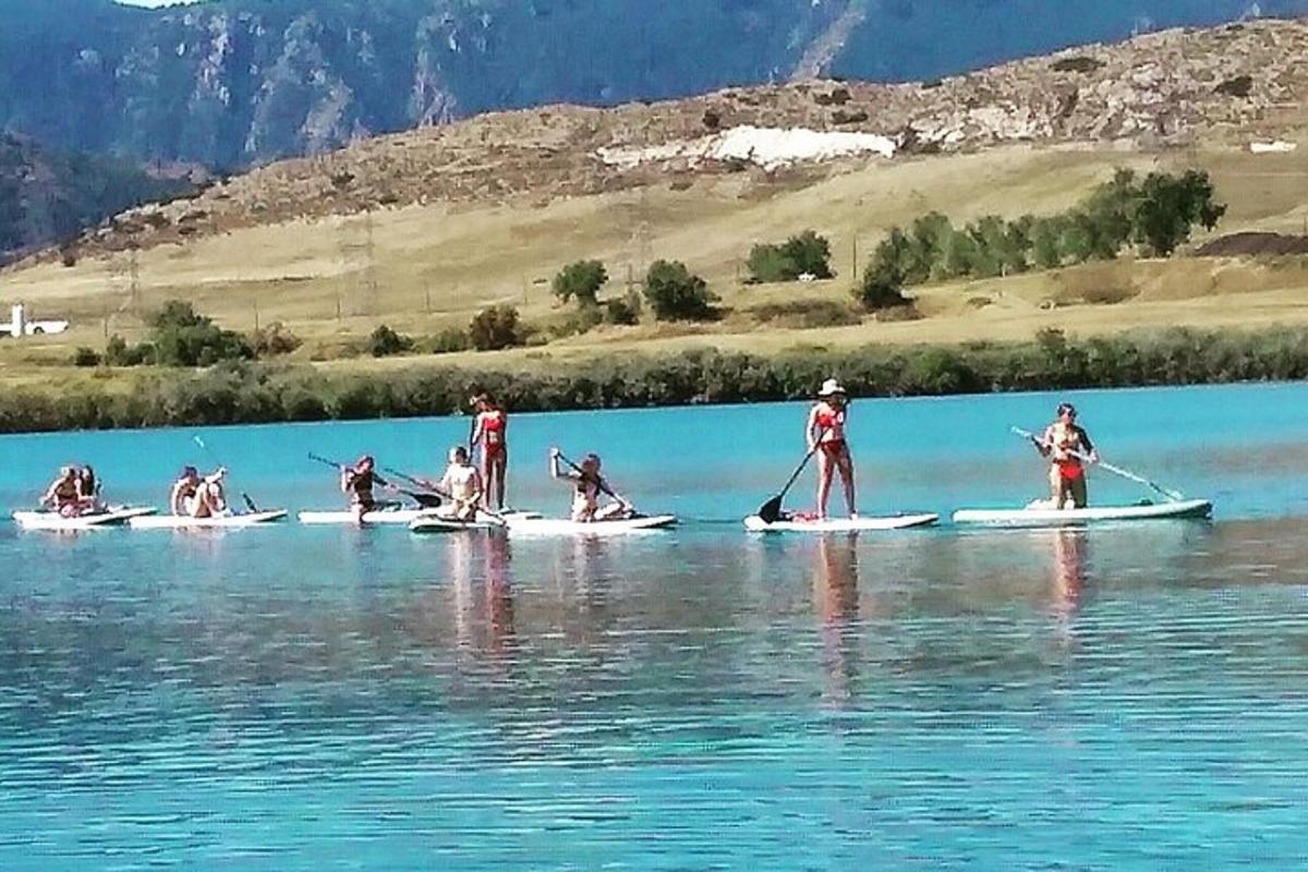 un gruppo di persone su tavole da paddle in acqua