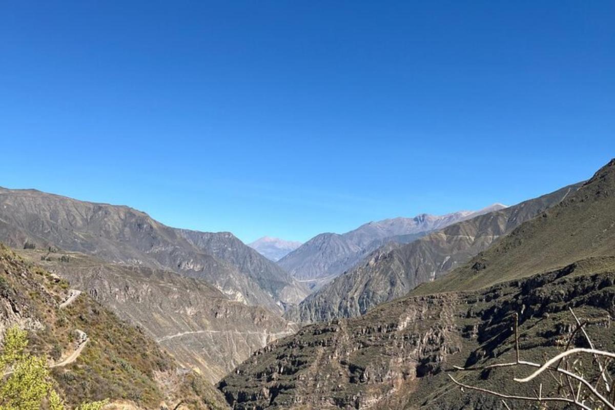 una vista di una valle in una catena montuosa