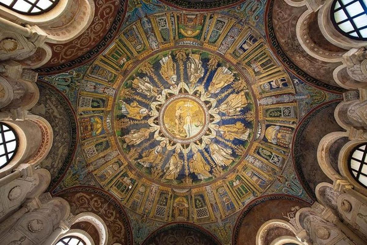 eine Decke einer Kirche mit einem Gemälde darauf