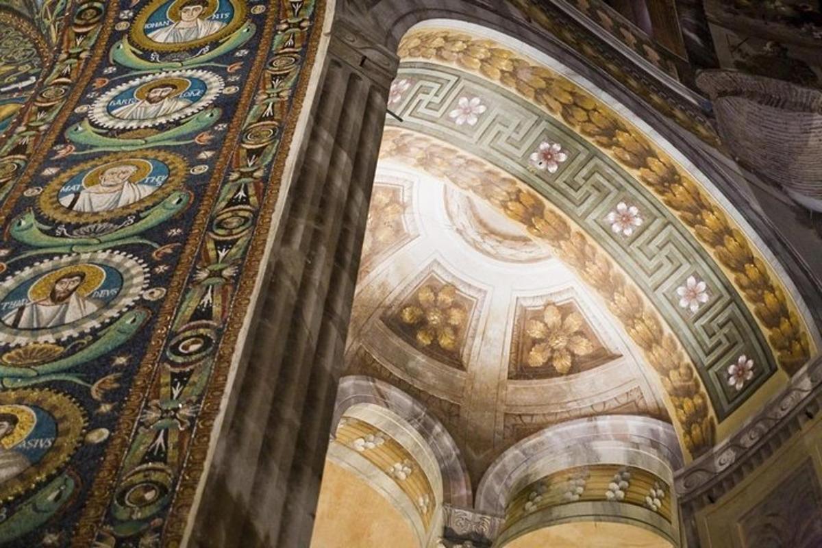 un arco in un edificio decorato con mosaici