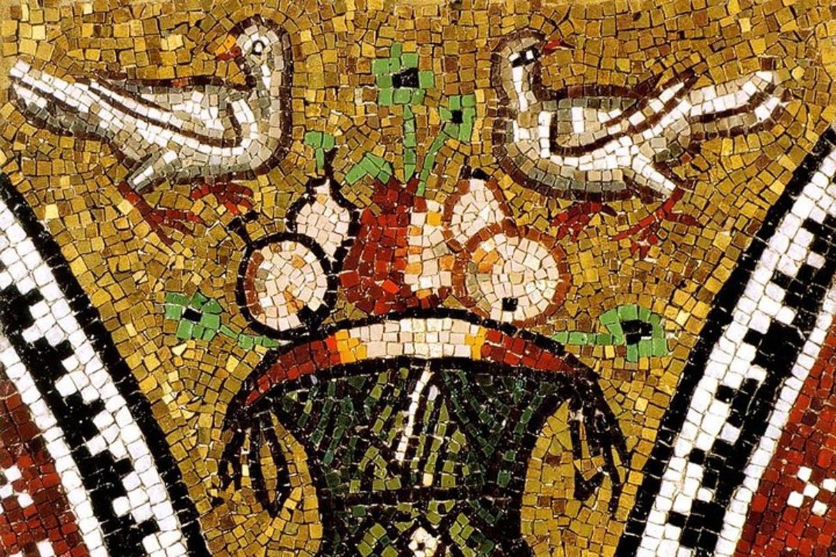 un mosaico di anatre su una parete in una stanza