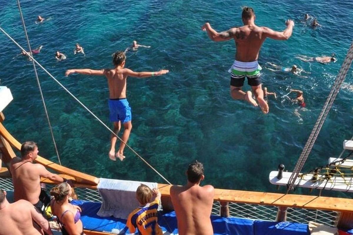 grupp mehi hüppas paadiga vette