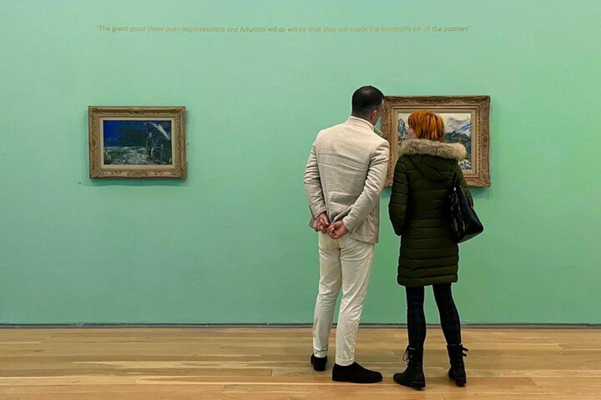 un bărbat și o femeie care privesc o pictură într-un muzeu