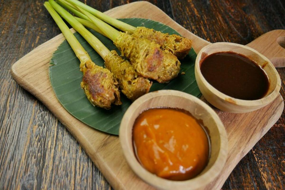 sepinggan makanan dengan sayur-sayuran dan sos pencicah
