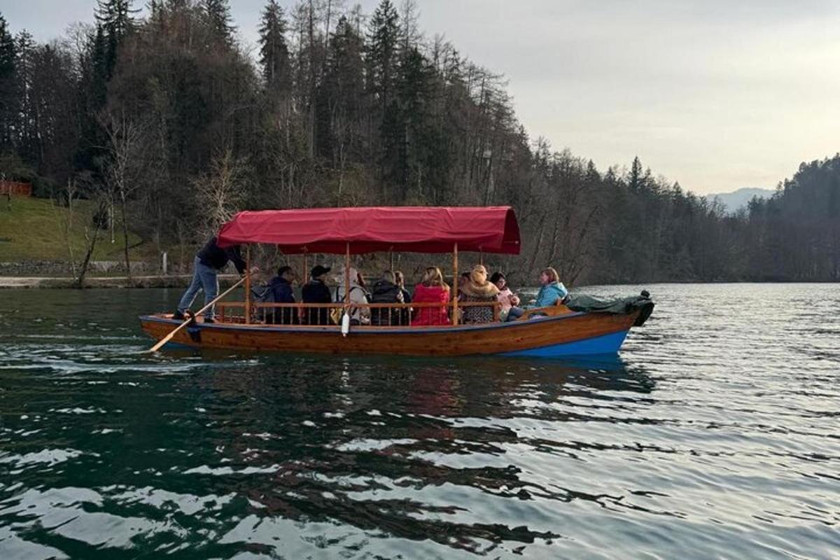 um grupo de pessoas em um barco em um lago