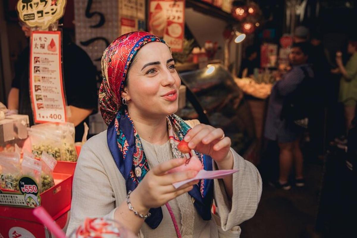 žena držící v ruce kus papíru