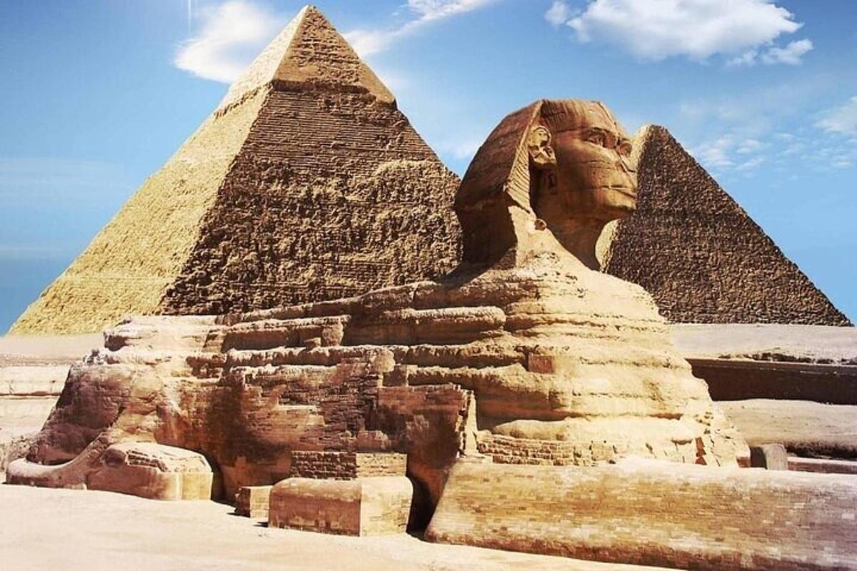 eine große Statue vor einer Pyramide