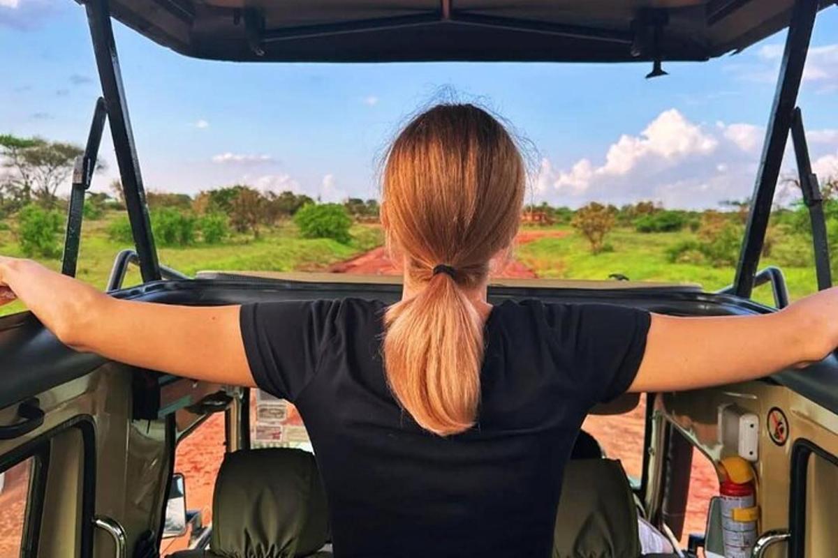žena dívající se z otevřeného okna vozidla