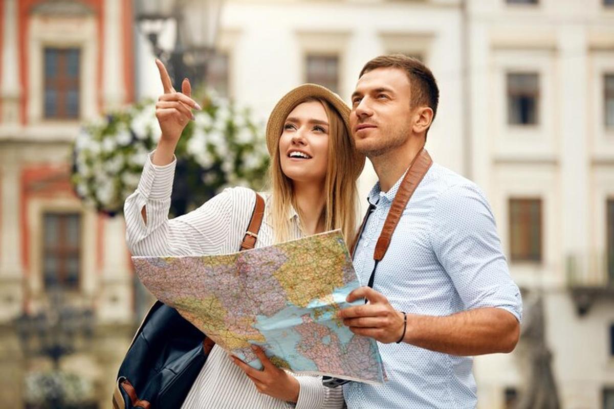 un home i una dona mirant un mapa