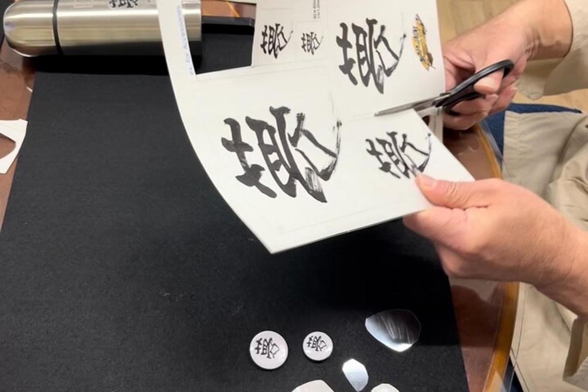 用剪刀剪纸的人