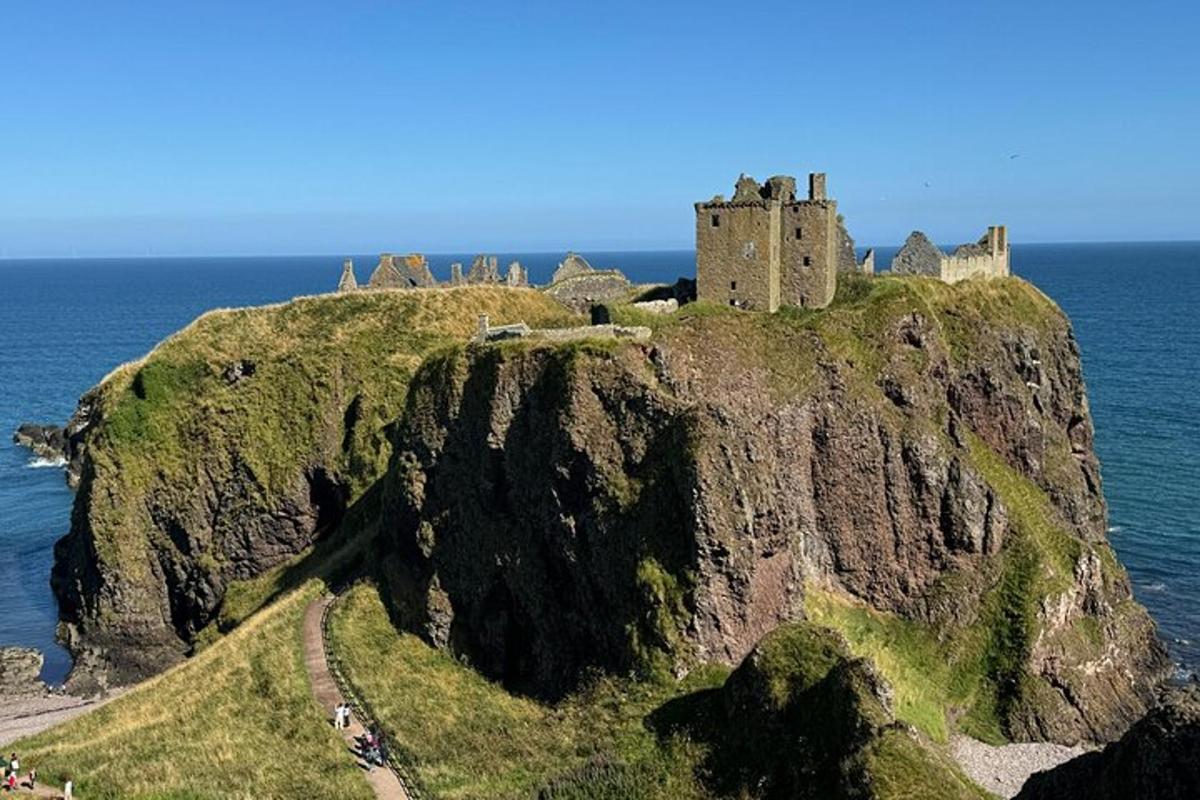 un castel pe vârful unei stânci în ocean