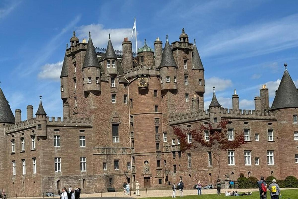 un castel mare cu oameni care stau în fața lui
