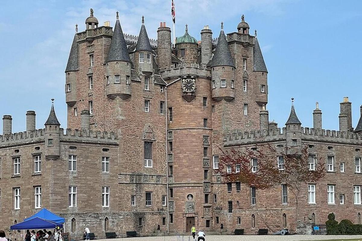 un castel mare cu un ceas pe lateral