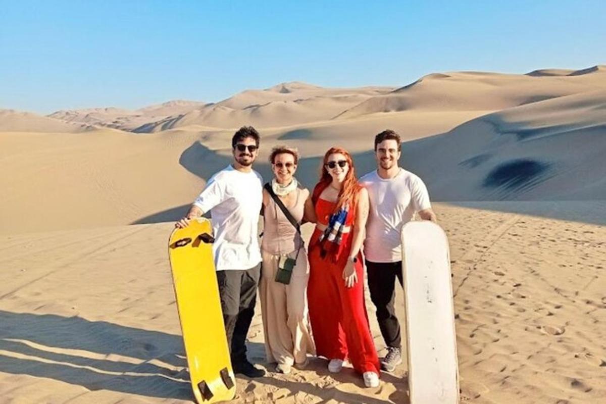 Un grupo de personas de pie en el desierto