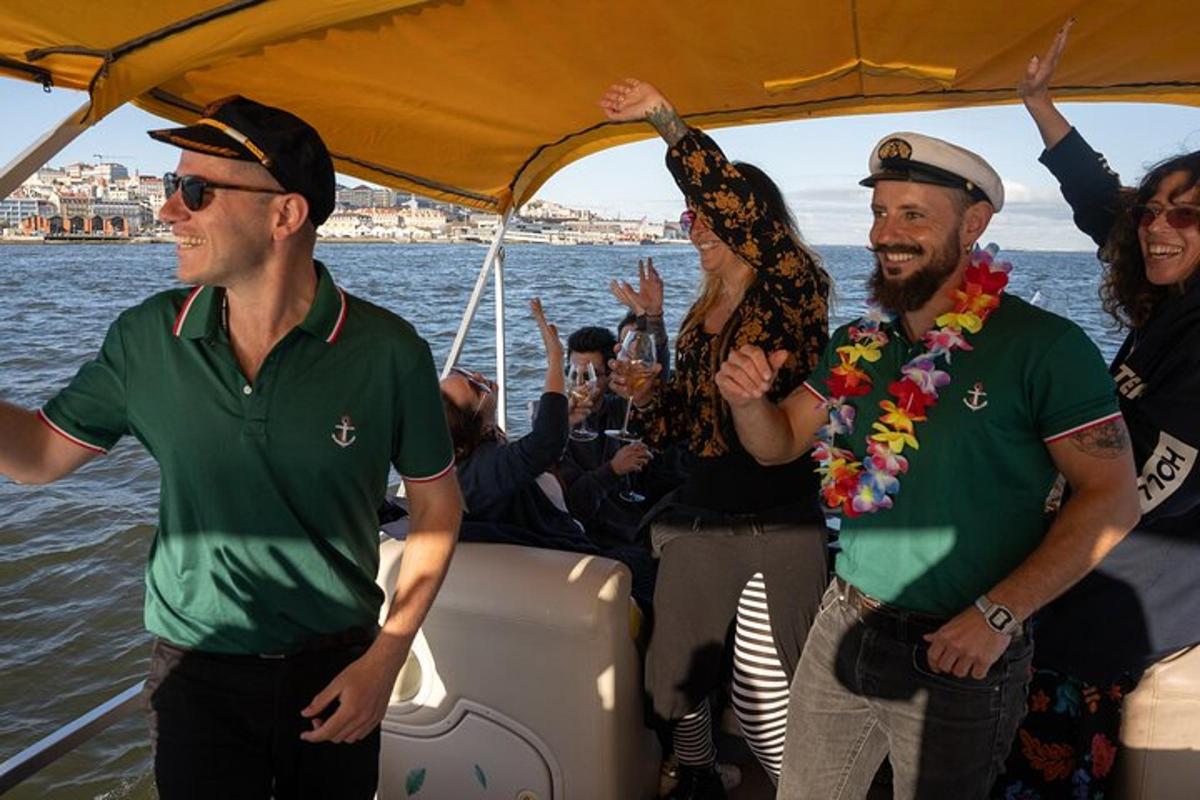 egy csoport ember egy csónakban a vízen