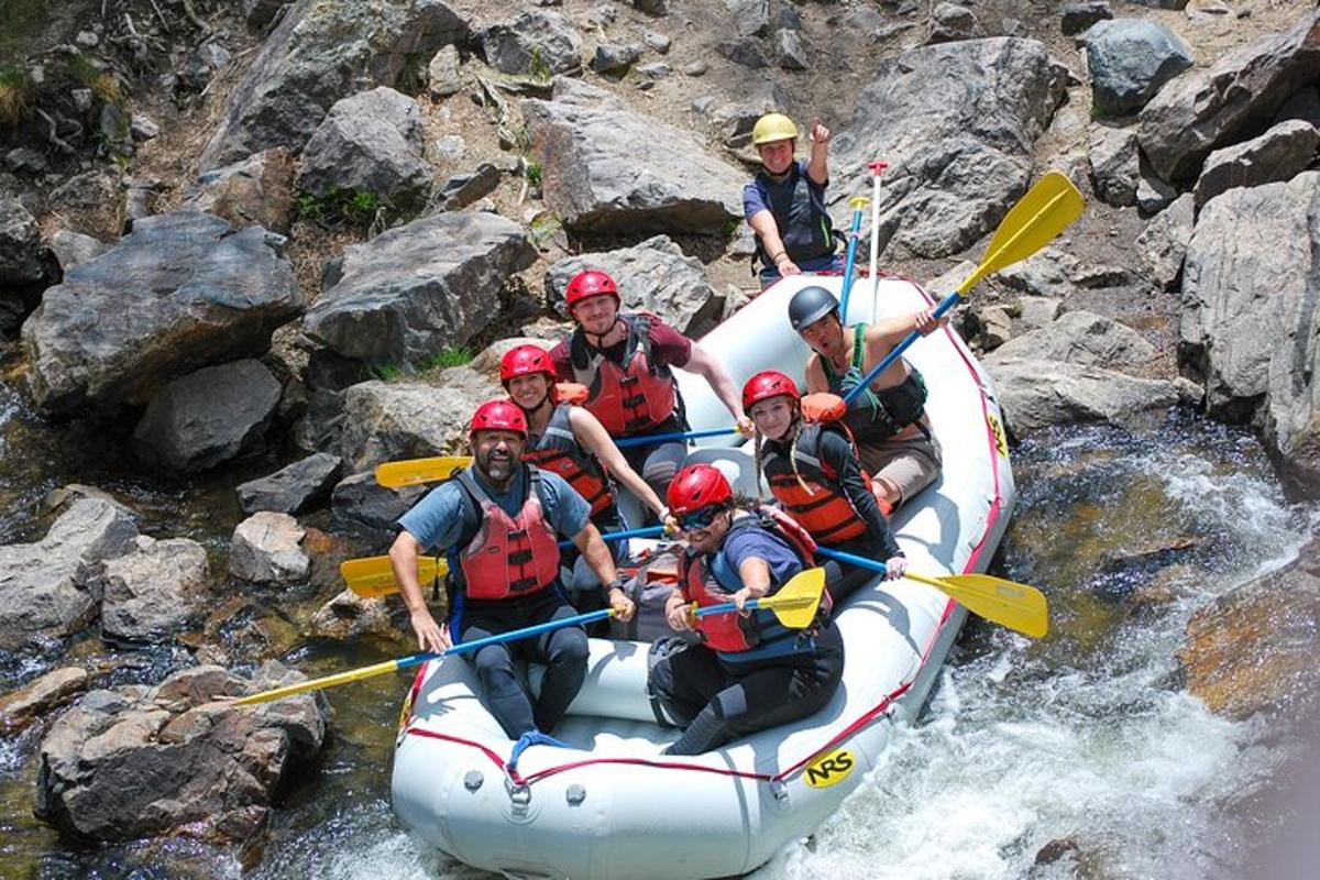 un gruppo di persone su una zattera su un fiume