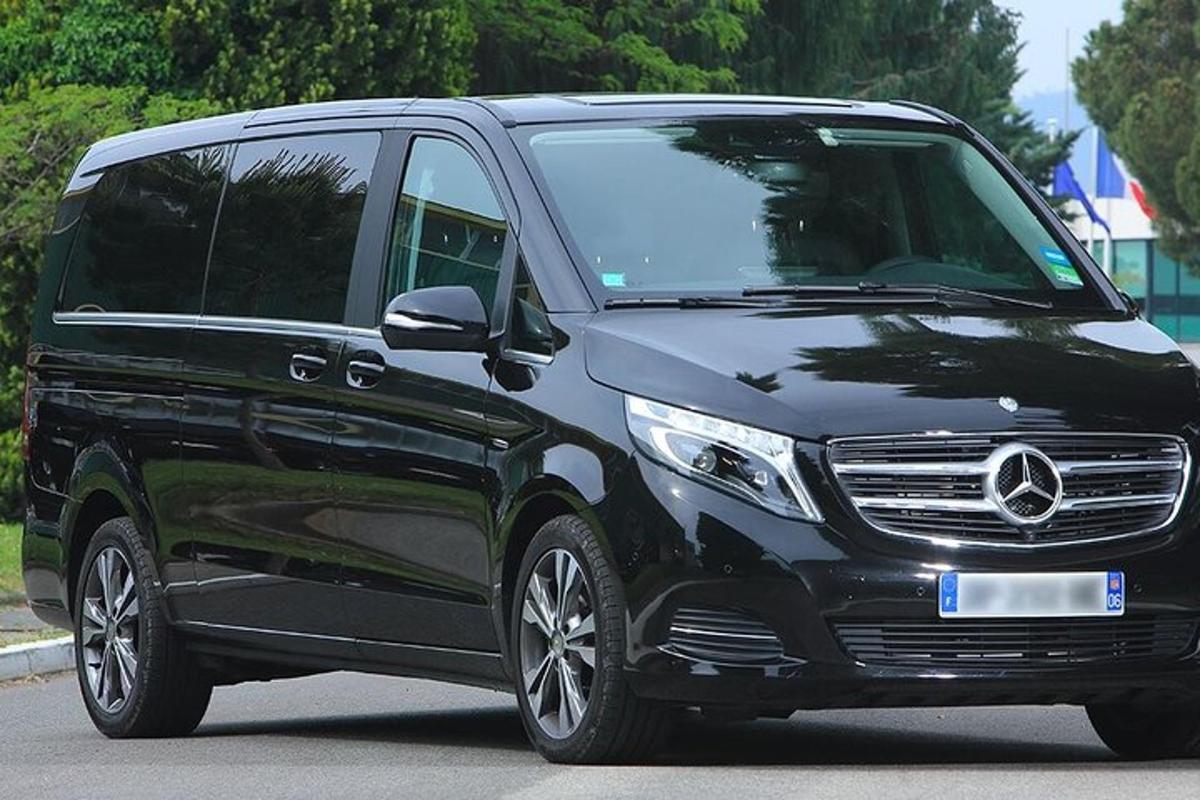 một chiếc xe Mercedes Benz SUV màu đen đỗ trên phố