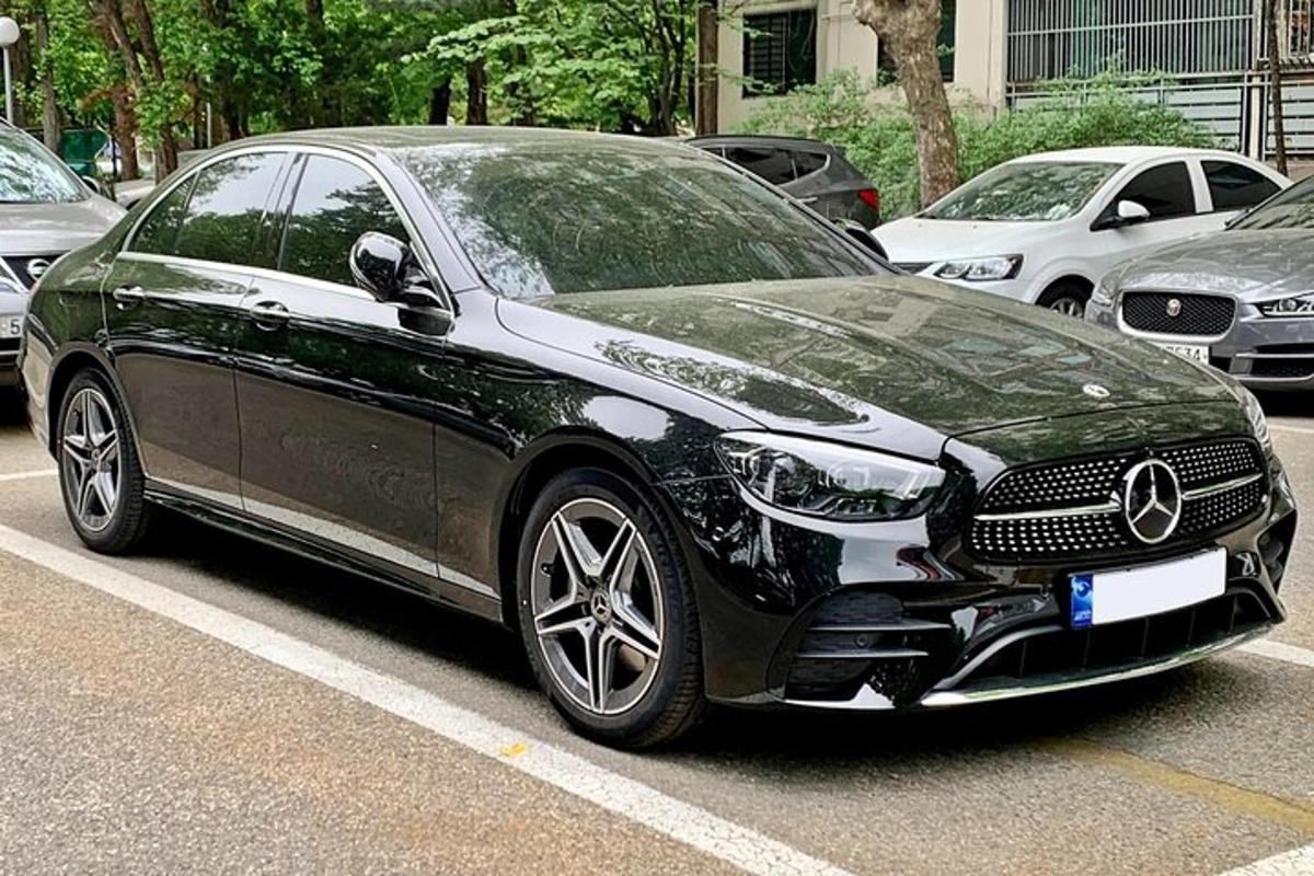 một chiếc xe màu đen đỗ trong bãi đậu xe