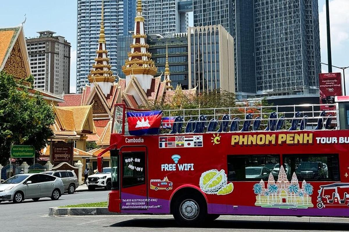 bas dua tingkat merah memandu di jalan bandar