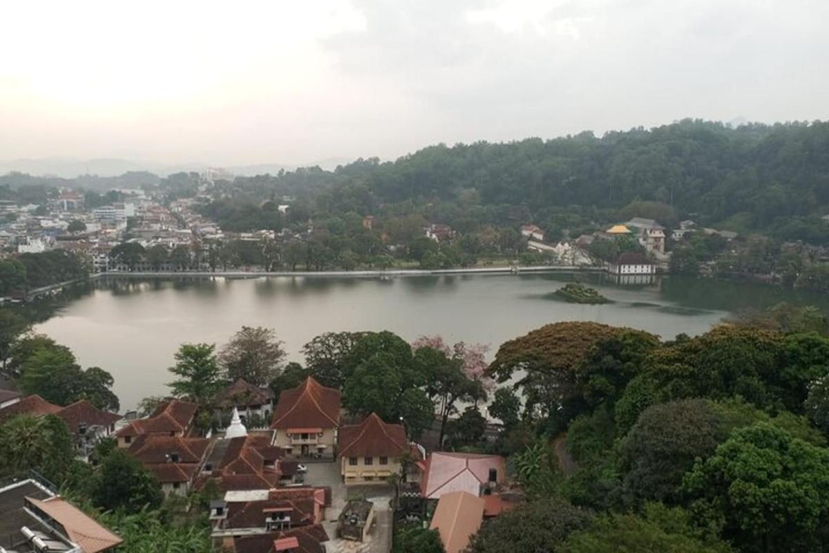 una vista di un grande lago in una città