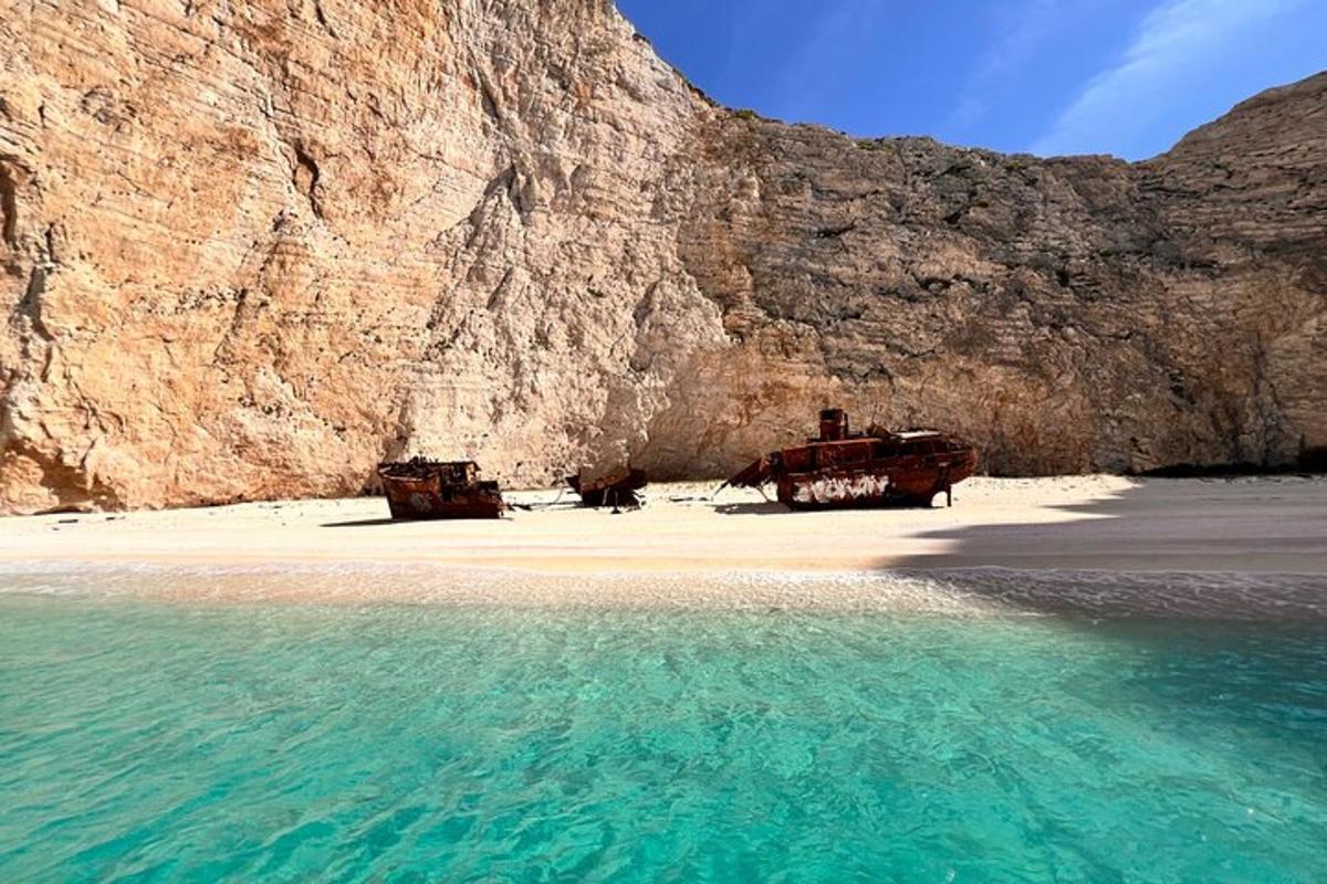 Δύο βάρκες παρκαρισμένες σε μια παραλία δίπλα σε ένα βουνό