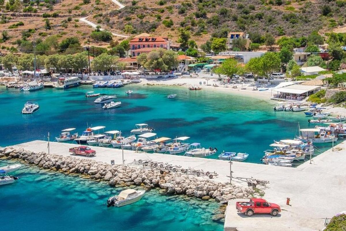 Μια εναέρια άποψη ενός λιμανιού με βάρκες στο νερό