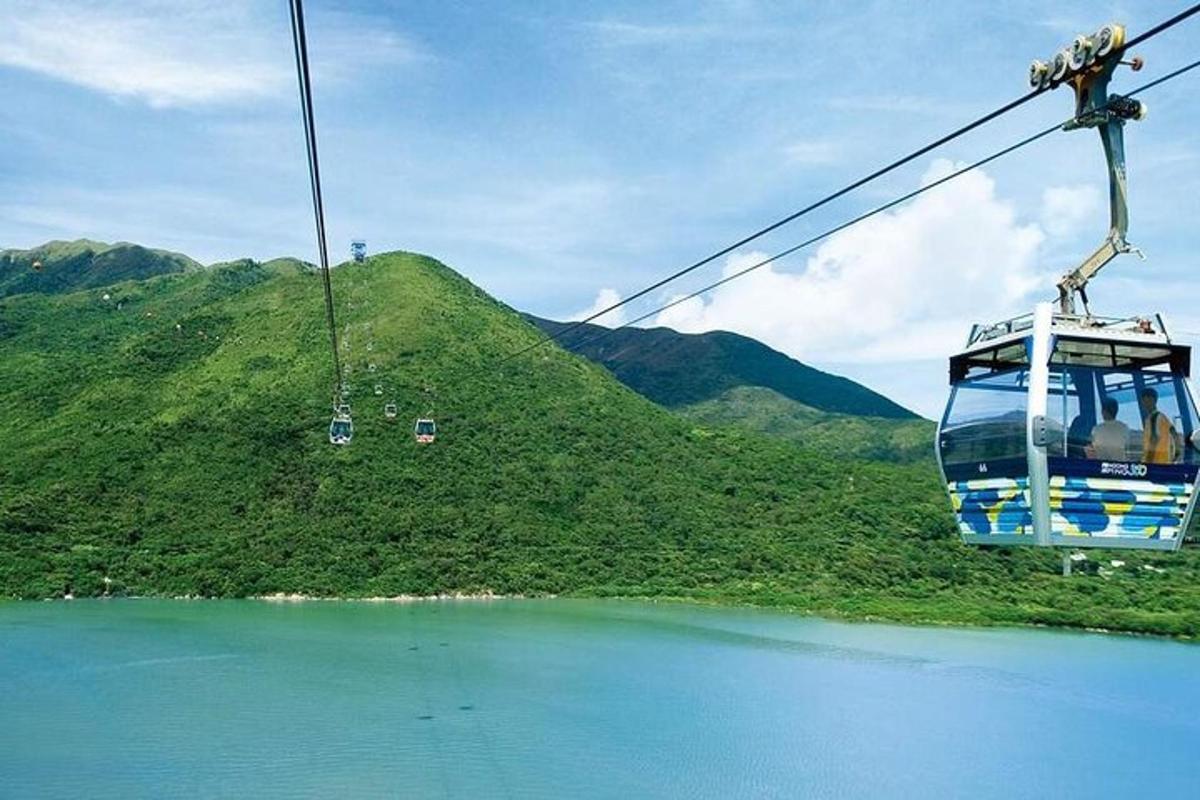 gondola przelatująca nad jeziorem przed górą