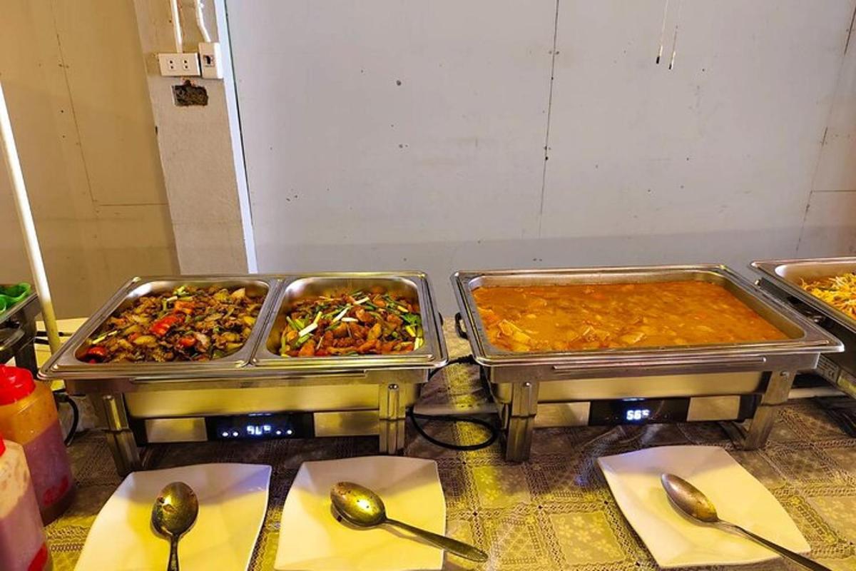 isang grupo ng mga tray ng pagkain sa isang mesa