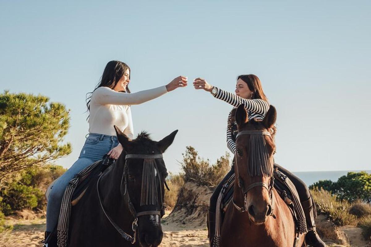 due donne a cavallo nel deserto