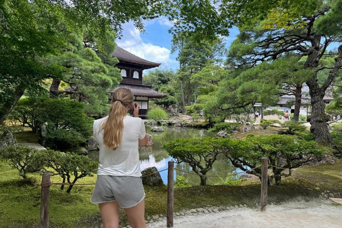 una donna che scatta una foto di un giardino