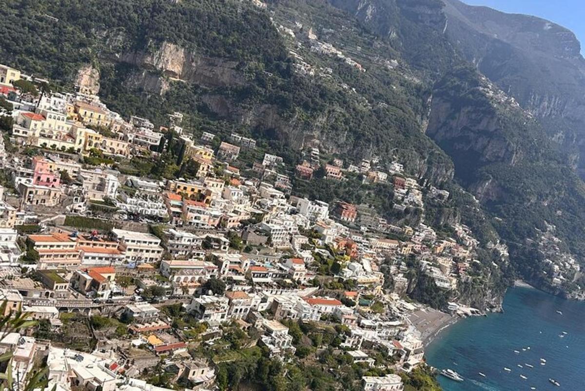 مجموعة من المنازل على جانب الجبل