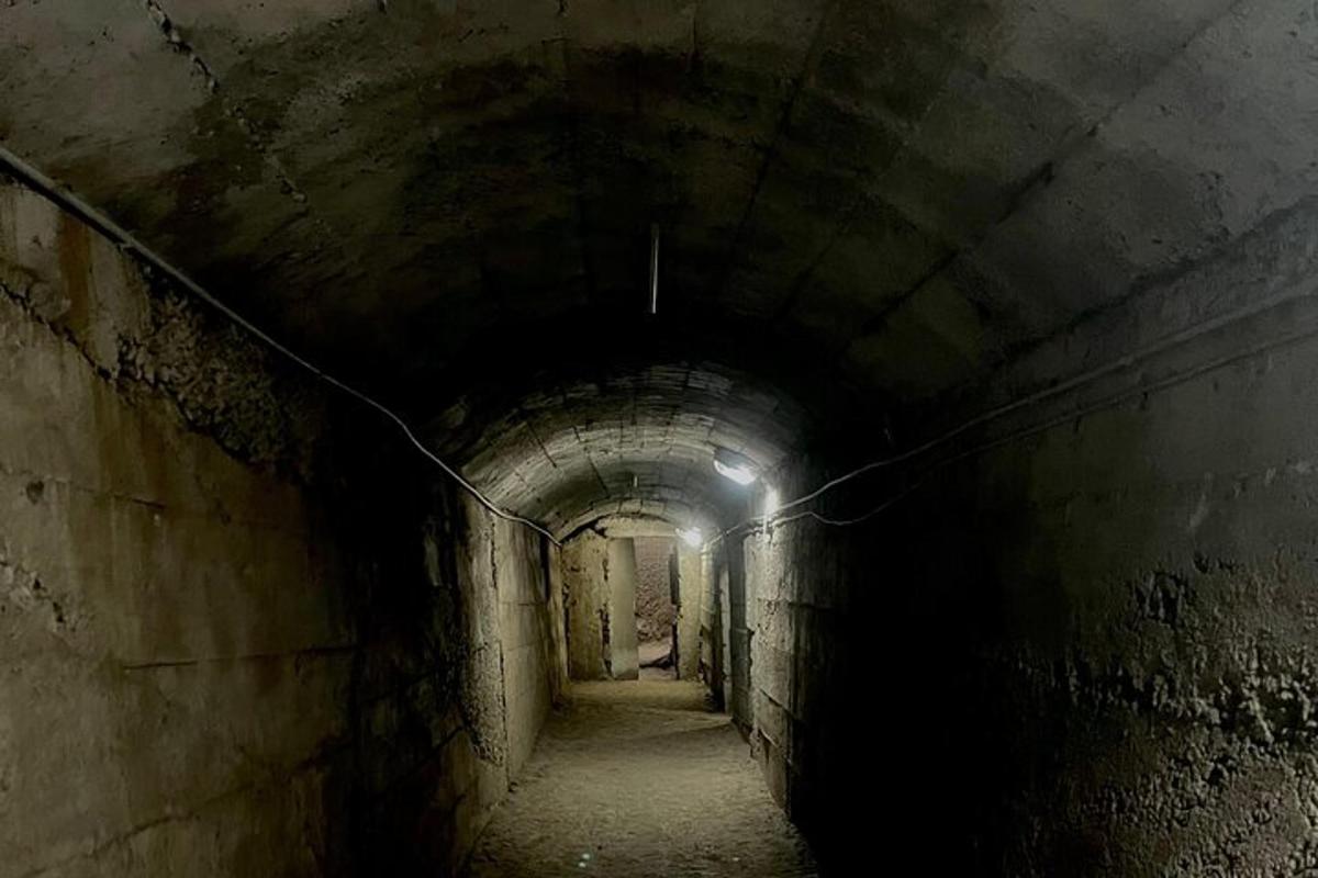 temný tunel se světlem na jeho konci