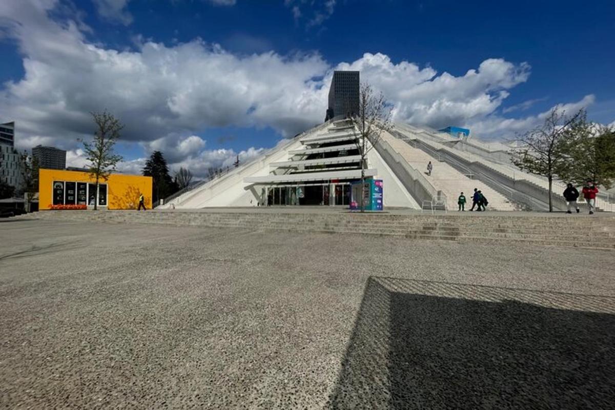 velká pyramidální budova s lidmi, kteří se kolem ní procházejí