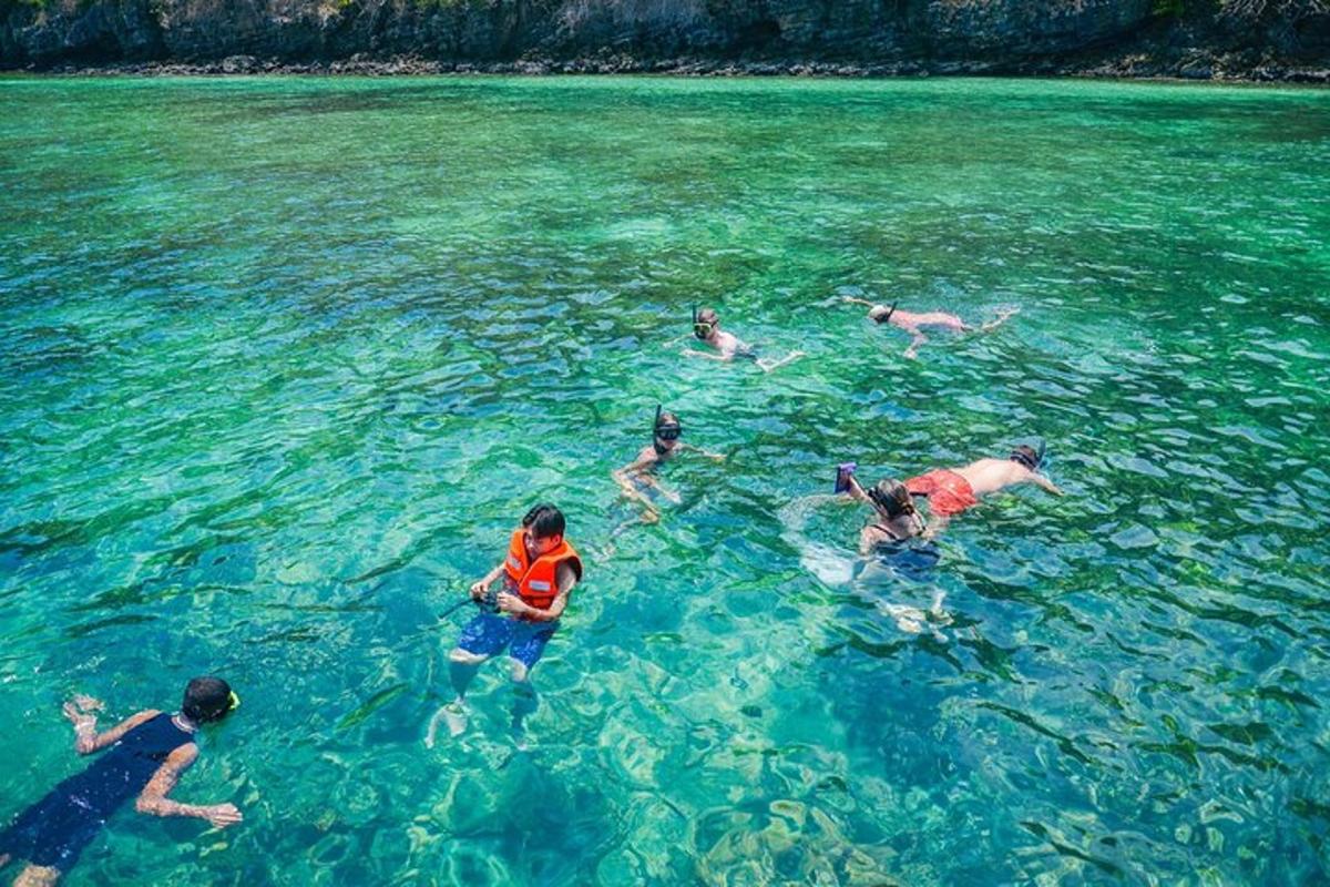 sekumpulan orang berenang di dalam air