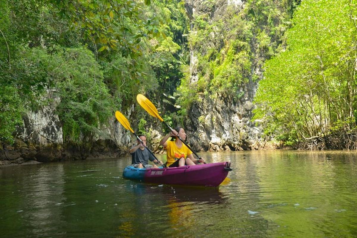 un gruppo di persone su una barca su un fiume