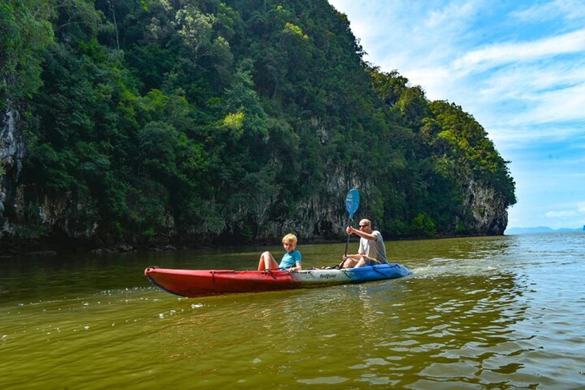 un uomo e un bambino in kayak sull'acqua