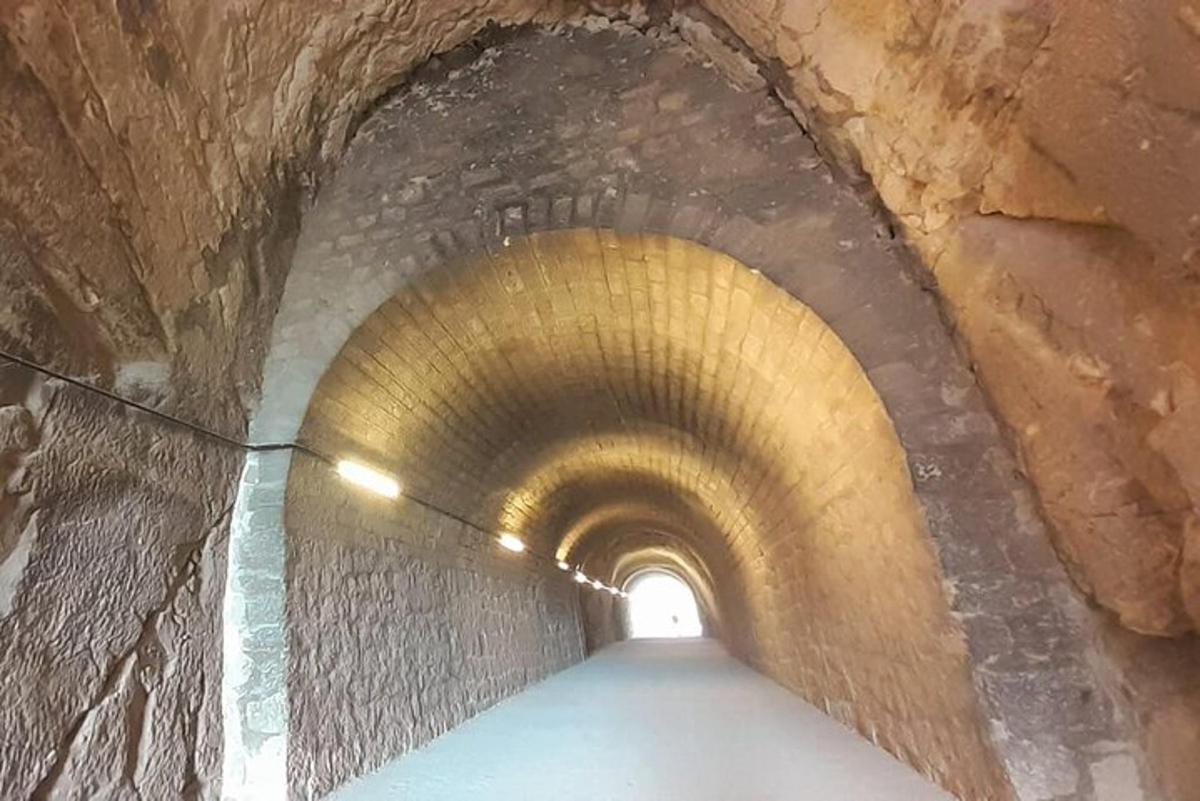 tunel vedúci do kamenného tunela